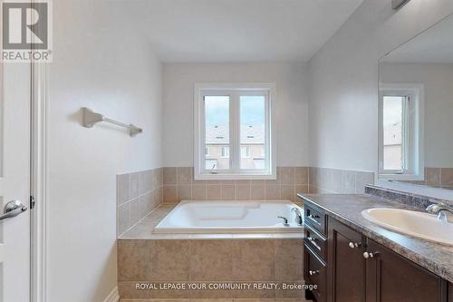 34 Thistle Avenue, Richmond Hill, ON - Indoor Photo Showing Bathroom