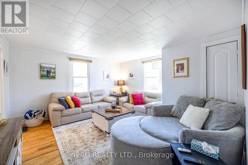 155 Colborne Street, Kawartha Lakes, ON - Indoor Photo Showing Living Room