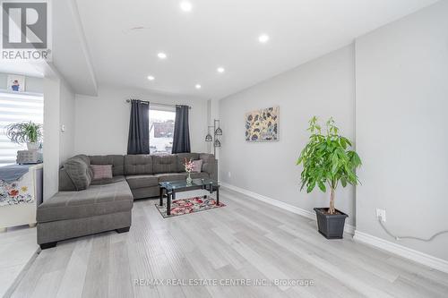 4 Grand River Court, Brampton, ON - Indoor Photo Showing Living Room