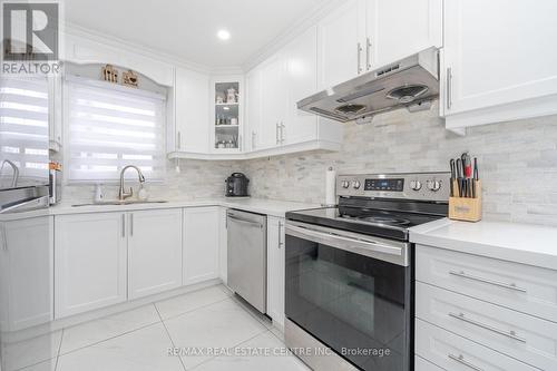 4 Grand River Court, Brampton, ON - Indoor Photo Showing Kitchen With Upgraded Kitchen