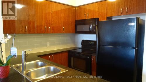 209 - 5793 Yonge Street, Toronto, ON - Indoor Photo Showing Kitchen With Double Sink
