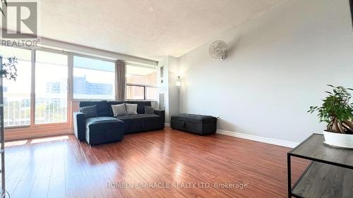524 - 4060 Lawrence Avenue E, Toronto, ON - Indoor Photo Showing Living Room