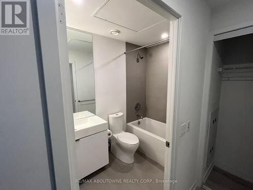1509 - 33 Helendale Avenue, Toronto, ON - Indoor Photo Showing Bathroom