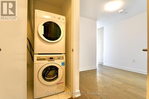 703 - 11 Wellesley Street W, Toronto, ON - Indoor Photo Showing Laundry Room