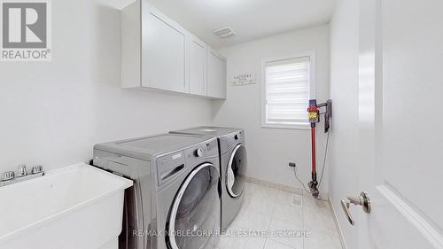 1627 Angus Street, Innisfil, ON - Indoor Photo Showing Laundry Room