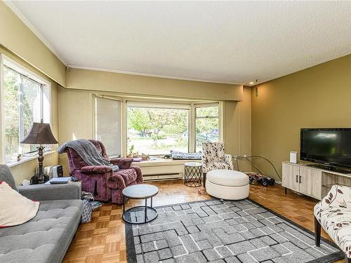 2576 Selwyn Rd, Langford, BC - Indoor Photo Showing Living Room