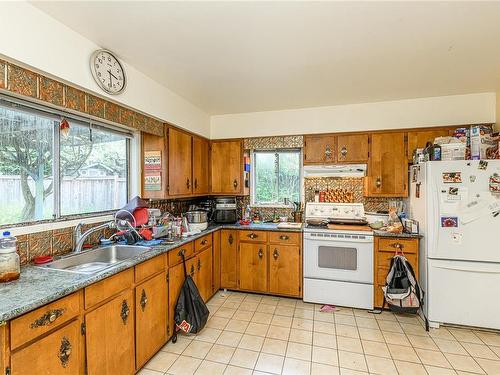 2576 Selwyn Rd, Langford, BC - Indoor Photo Showing Kitchen