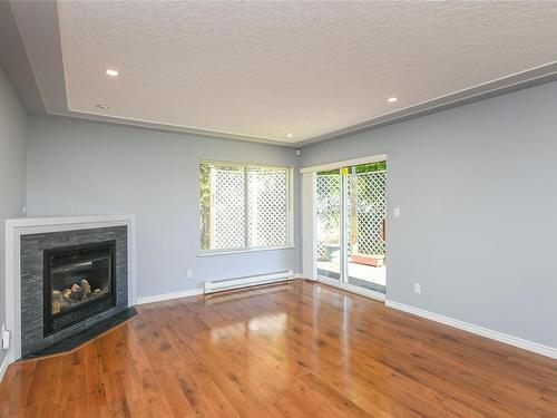1-950 Braidwood Rd, Courtenay, BC - Indoor Photo Showing Living Room With Fireplace