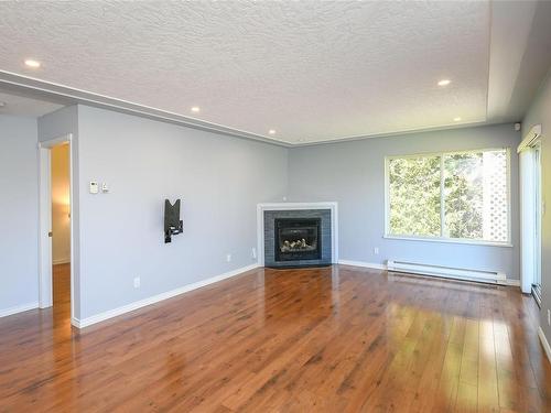 1-950 Braidwood Rd, Courtenay, BC - Indoor Photo Showing Living Room With Fireplace