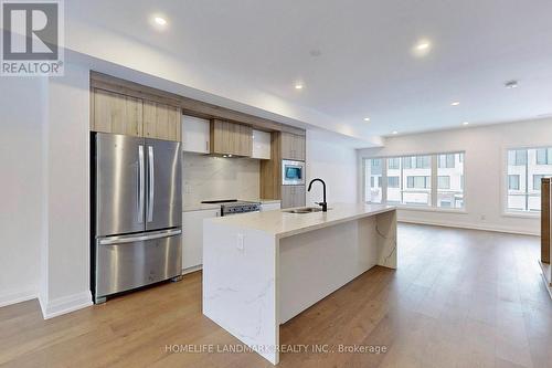 Upper - 22 Persica Street, Richmond Hill, ON - Indoor Photo Showing Kitchen With Upgraded Kitchen