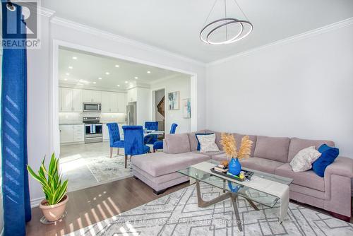 125 Connell Drive, Georgina, ON - Indoor Photo Showing Living Room