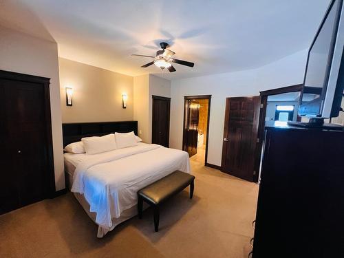 822C - 800 Bighorn Boulevard, Radium Hot Springs, BC - Indoor Photo Showing Bedroom