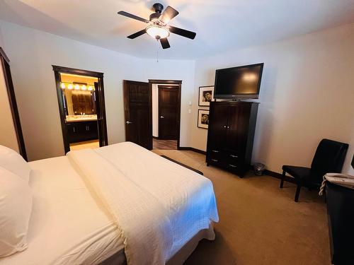 822C - 800 Bighorn Boulevard, Radium Hot Springs, BC - Indoor Photo Showing Bedroom