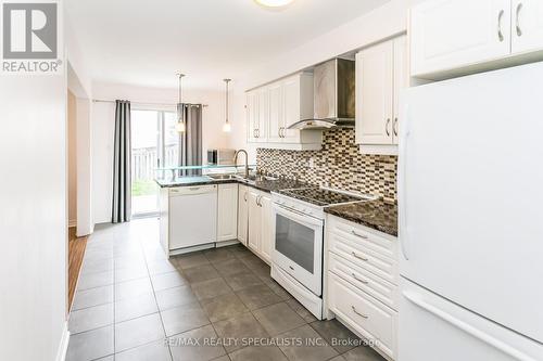 3366 Nighthawk Trail, Mississauga, ON - Indoor Photo Showing Kitchen With Upgraded Kitchen