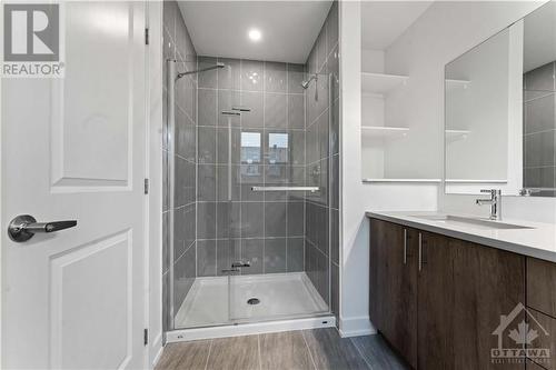 Ensute shower - 623 Rathburn Lane, Ottawa, ON - Indoor Photo Showing Bathroom