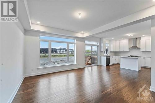 Large window in Family room allowing natural light to flow into the house - 705 Rosales Ridge, Ottawa, ON - Indoor