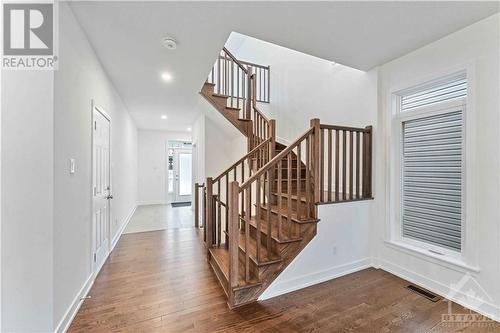 Oak hardwood stairs to second floo - 705 Rosales Ridge, Ottawa, ON - Indoor Photo Showing Other Room