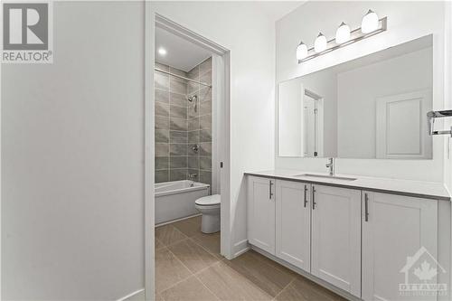 Main bathroom with separate tub toilet area - 705 Rosales Ridge, Ottawa, ON - Indoor Photo Showing Bathroom