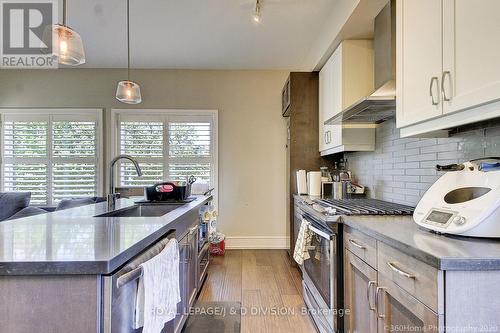 06 - 28 Madison Avenue, Toronto, ON - Indoor Photo Showing Kitchen With Upgraded Kitchen