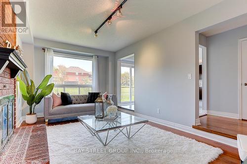 1044 Sandcliff Drive, Oshawa, ON - Indoor Photo Showing Living Room