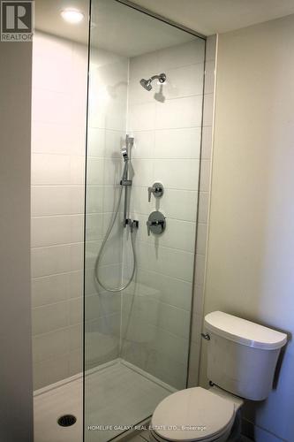 405 - 6 David Eyer Road E, Richmond Hill, ON - Indoor Photo Showing Bathroom