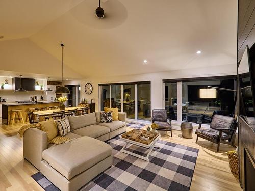 Vue d'ensemble - 46 Ch. La Chanterelle, Saint-Donat, QC - Indoor Photo Showing Living Room