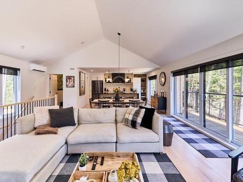 Salon - 46 Ch. La Chanterelle, Saint-Donat, QC - Indoor Photo Showing Living Room