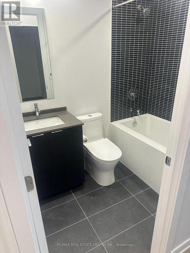 517 - 1 Jarvis Street W, Hamilton, ON - Indoor Photo Showing Bathroom