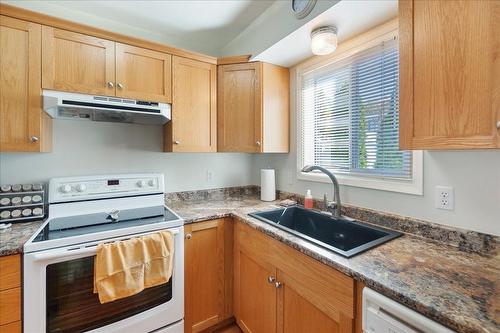 3312 Laurel Crescent, Trail, BC - Indoor Photo Showing Kitchen