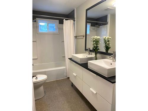 710 10Th Avenue, Montrose, BC - Indoor Photo Showing Bathroom
