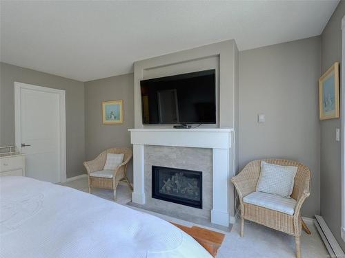124-75 Songhees Rd, Victoria, BC - Indoor Photo Showing Living Room With Fireplace