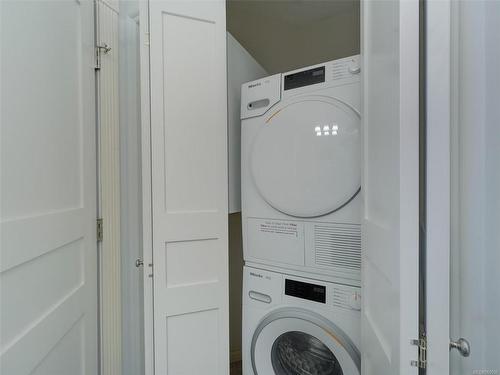 124-75 Songhees Rd, Victoria, BC - Indoor Photo Showing Laundry Room