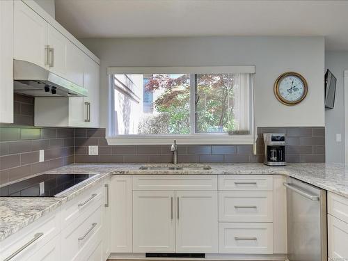 124-75 Songhees Rd, Victoria, BC - Indoor Photo Showing Kitchen With Upgraded Kitchen