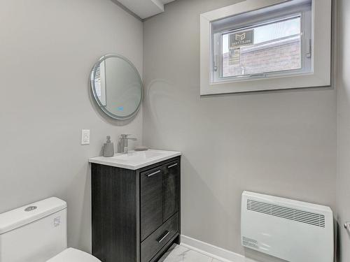 Powder room - 49 Rue Desbarats, Kirkland, QC - Indoor Photo Showing Bathroom