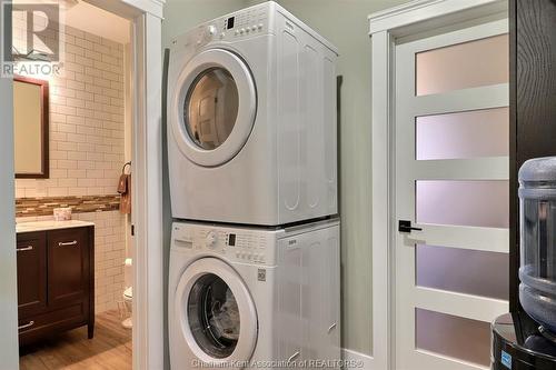 8-10 School Street, Chatham, ON - Indoor Photo Showing Laundry Room