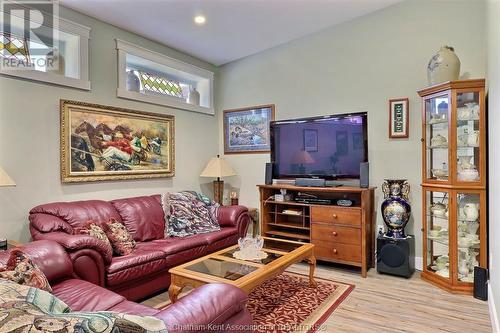8-10 School Street, Chatham, ON - Indoor Photo Showing Living Room