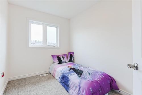 20 Barley Lane, Ancaster, ON - Indoor Photo Showing Bedroom