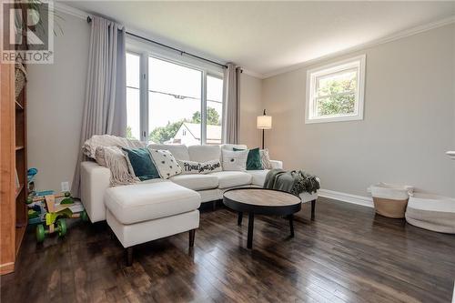 496 Wilbert Street, Pembroke, ON - Indoor Photo Showing Living Room