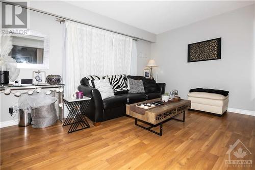 1124 Alenmede Crescent, Ottawa, ON - Indoor Photo Showing Living Room