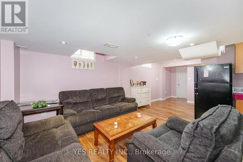 28 Totten Drive, Brampton, ON - Indoor Photo Showing Living Room