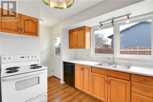 835 Kedrosky Drive, Renfrew, ON - Indoor Photo Showing Kitchen With Double Sink