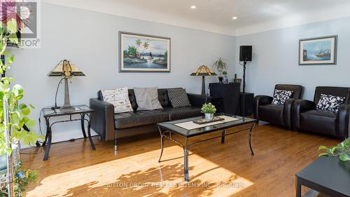 654 Upper Wentworth Street, Hamilton, ON - Indoor Photo Showing Living Room