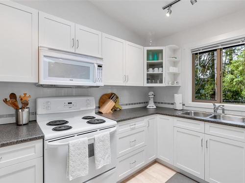 1681 West Shawnigan Lake Rd, Shawnigan Lake, BC - Indoor Photo Showing Kitchen With Double Sink