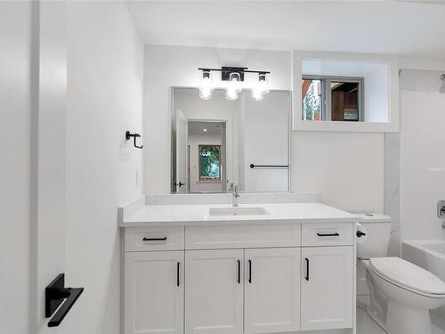 1681 West Shawnigan Lake Rd, Shawnigan Lake, BC - Indoor Photo Showing Bathroom