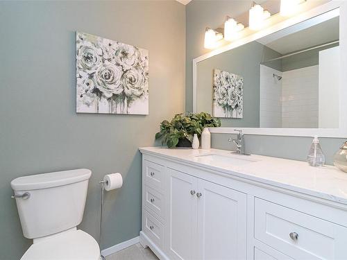 205-10110 Fifth St, Sidney, BC - Indoor Photo Showing Bathroom