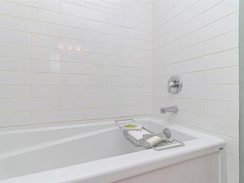 205-10110 Fifth St, Sidney, BC - Indoor Photo Showing Bathroom