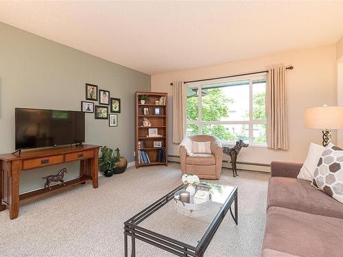 205-10110 Fifth St, Sidney, BC - Indoor Photo Showing Living Room