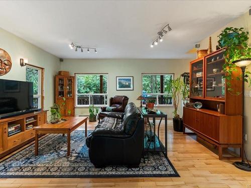 901 Sandpiper Pl, Tofino, BC - Indoor Photo Showing Living Room
