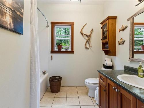 901 Sandpiper Pl, Tofino, BC - Indoor Photo Showing Bathroom