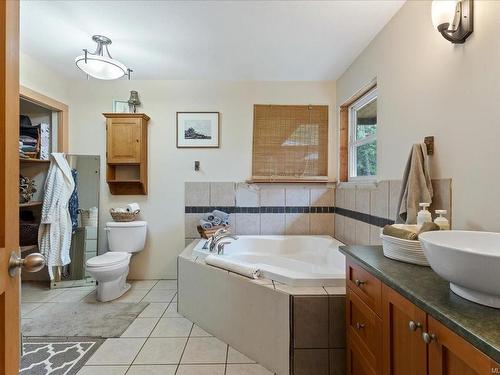 901 Sandpiper Pl, Tofino, BC - Indoor Photo Showing Bathroom